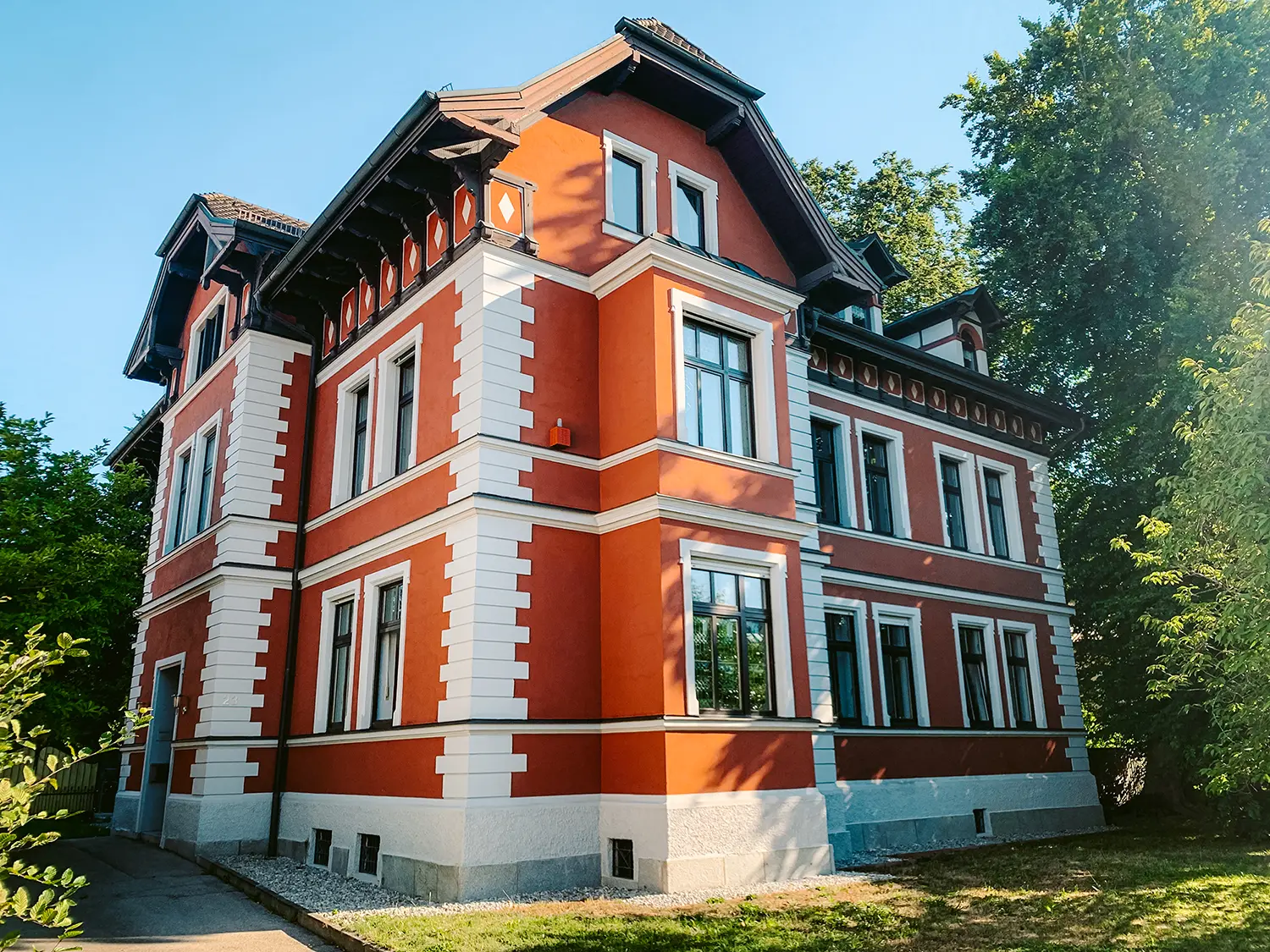 Kanzlei Gebäude der UBBZ Steuerkanzlei in Friedberg bei Augsburg zeigt eine sanierte rot/weiße Fassade