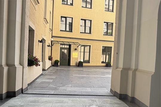 Münchner Kanzlei der UBBZ Steuerkanzlei in einem Innenhof eines historischen Gebäudes